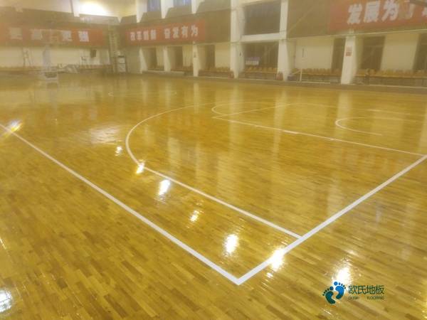 大學(xué)籃球場地地板施工隊(duì)3