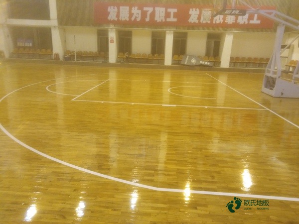 大學(xué)籃球場地地板施工隊(duì)2